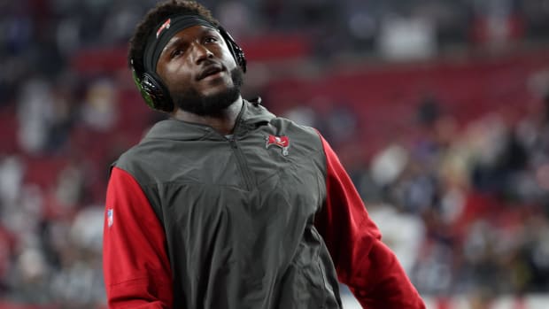 Buccaneers wide receiver Chris Godwin warms up before a game.
